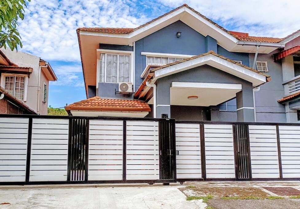 Tenang Retreat Holiday Home 3Bedroom 3Bath 2Parking Kajang Exterior photo